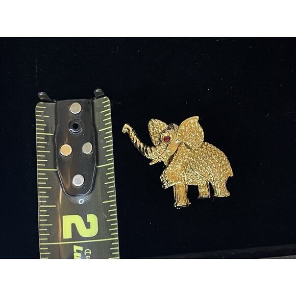Vintage Crown Trifari Gold Tone Textured Elephant Brooch Ruby Red Rhinestone Eye - Picture 4 of 4